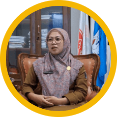 Ibu Emma, Kepala Sekolah SDN Kejawan Putih 1 Surabaya